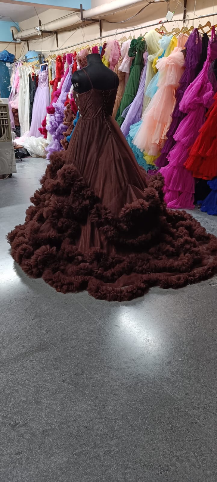 G2401, Brown Ruffled Frill Prewedding Shoot Trail Gown, Size (All)pp