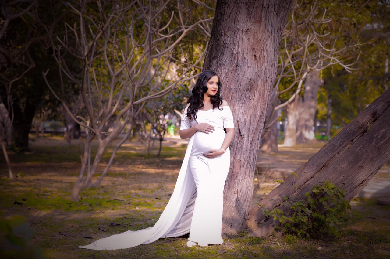 G152, White Maternity Shoot Trail Baby Shower Lycra Body Fit Gown, Size: All, Color: All